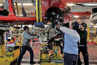 Autos. Por la menor demanda, siguen las suspensiones en las terminales