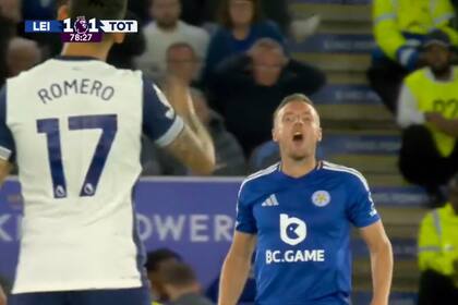 La fuerte discusión entre Cuti Romero y Vardy, durante la salida del goleador de Leicester