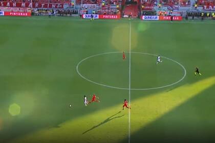 La fuerte falta de Ostachuk sobre Alonso, por la que el defensor recibió la roja directa