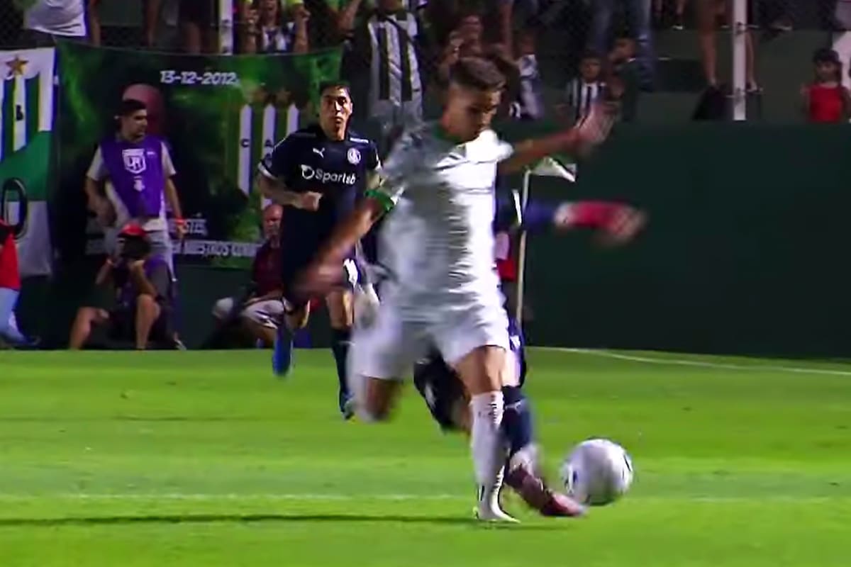 La fuerte patada de Diego Tarzia a Gerónimo Rivera en la continuación del partido postergado entre Banfield e Independiente por el Torneo Apertura.