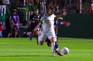 La brutal patada de un jugador de Independiente que sacó del partido a uno de Banfield y lo hizo salir llorando