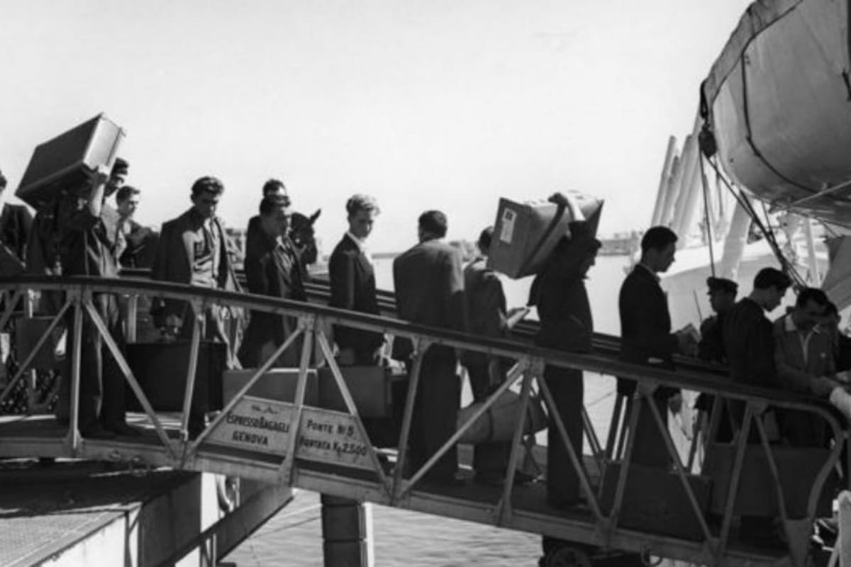 La fuerte presencia de inmigrantes italianos en Buenos Aires y Montevideo influyó en el léxico, acento y fonética de la variante rioplatense del español