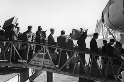 La fuerte presencia de inmigrantes italianos en Buenos Aires y Montevideo influyó en el léxico, acento y fonética de la variante rioplatense del español