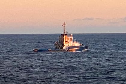 La Fuerza advirtió que el buque "Beagle" de bandera chilena navegaba a velocidad reducida dentro de la Zona Económica Exclusiva del país, al través de la ciudad de Comodoro Rivadavia, a 245 millas náuticas de la costa