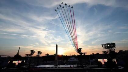 La fuerza aérea francesa dibujó el cielo de París con los colores de la bandera de Francia