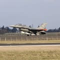 Qué son los F-16, los aviones de guerra que hoy viernes sobrevolarán Buenos Aires