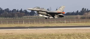 Qué son los F-16, los aviones de guerra que hoy viernes sobrevolarán Buenos Aires