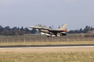 Qué son los F-16, los aviones de guerra que hoy viernes sobrevolarán Buenos Aires