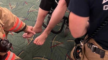 La fuerza de la rápida despresurización arrancó los zapatos y los calcetines de Cuong Tran.