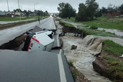 La fuerza del agua arrastró la tierra y el pavimento cedió, varios autos cayeron en enormes pozos