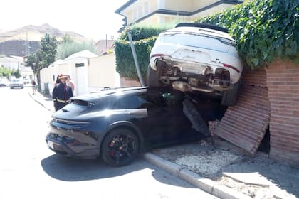La fuerza del choque derribó una pared de ladrillos