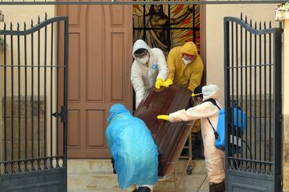 La Fuerza Especial de Lucha Contra el Crimen realizó el levantamiento legal en calles, vehículos y viviendas de 420 cuerpos en Bolivia entre el 15 y 20 de julio