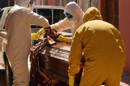 La Fuerza Especial de Lucha Contra el Crimen realizó el levantamiento legal en calles, vehículos y viviendas de 420 cuerpos en Bolivia entre el 15 y 20 de julio