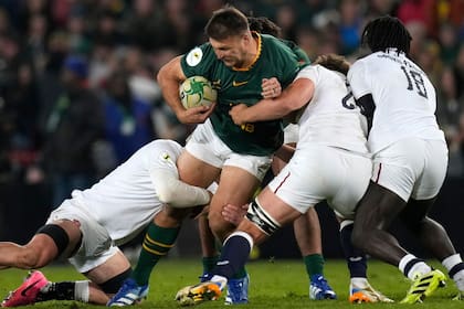 La fuerza sudafricana se corporiza en Andre Esterhuizen, que soporta la presión de los ingleses Henry Pollock, Guy Pepper y Asher Opoku-Fordjour; el campeón mundial empezó con un 45-21 en Johannesburgo.