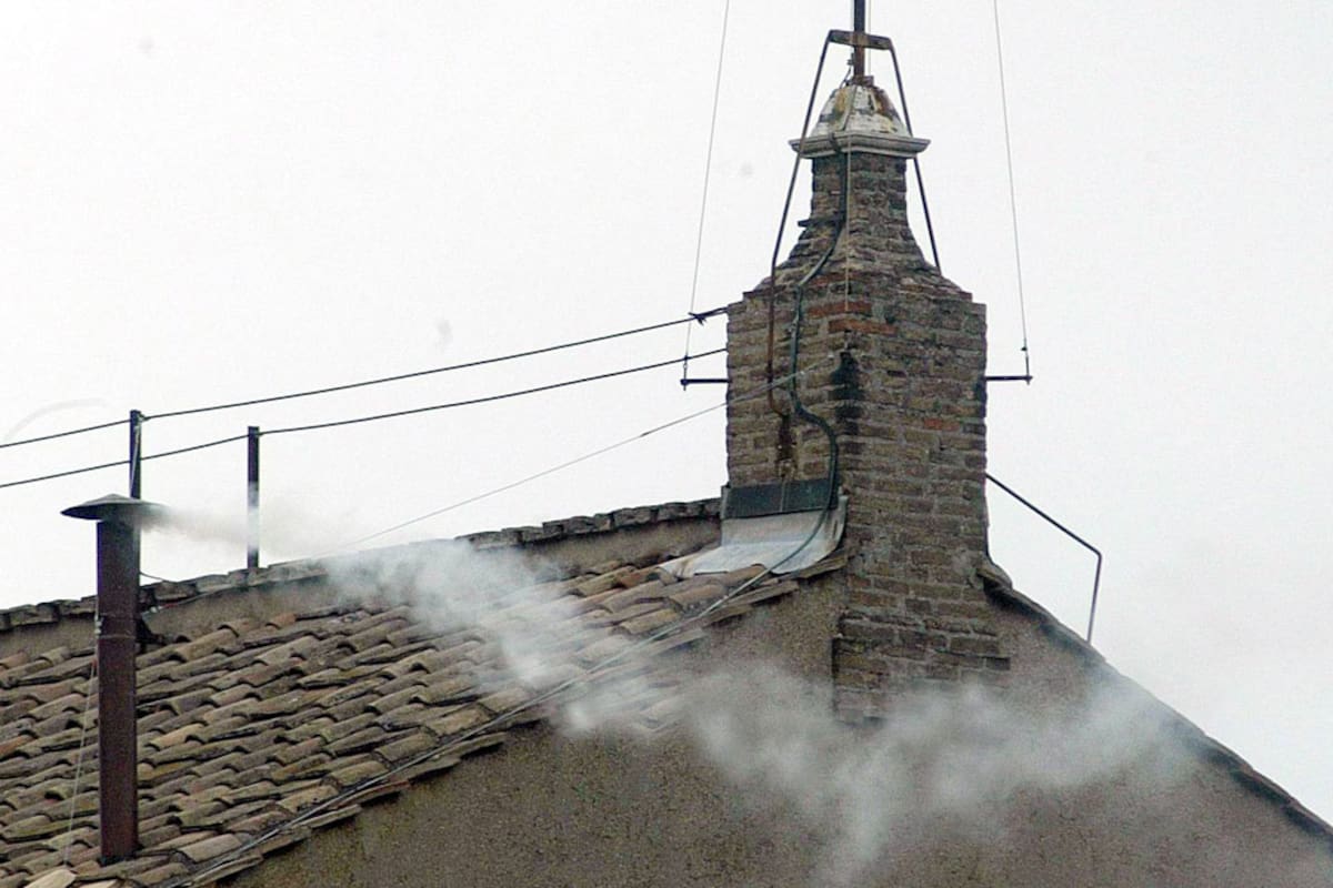 La fumata blanca en la chimenea del tejado de la Capilla Sixtina del Vaticano anuncia que el cónclave ha elegido a un nuevo papa