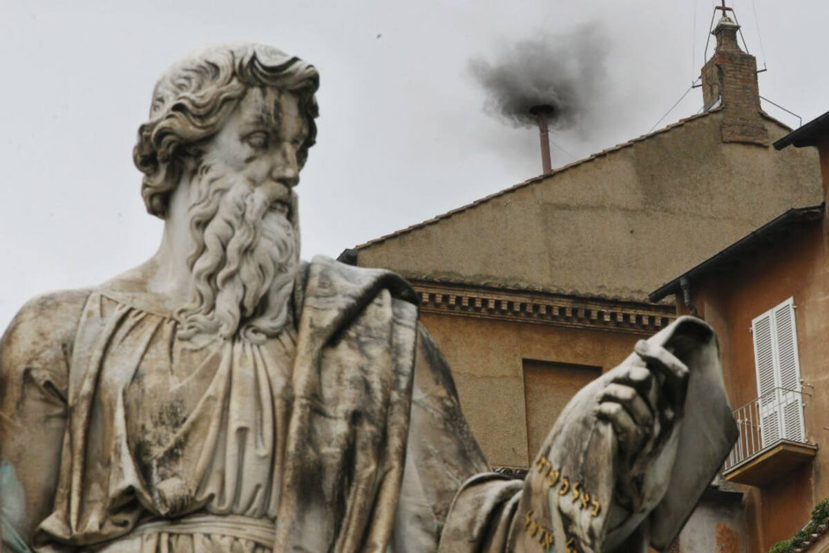 La fumata negra indica que hay que esperar para conocer al nuevo papa