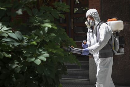 La fumigación es una de las acciones contra el mosquito vector, al igual que el descacharreo