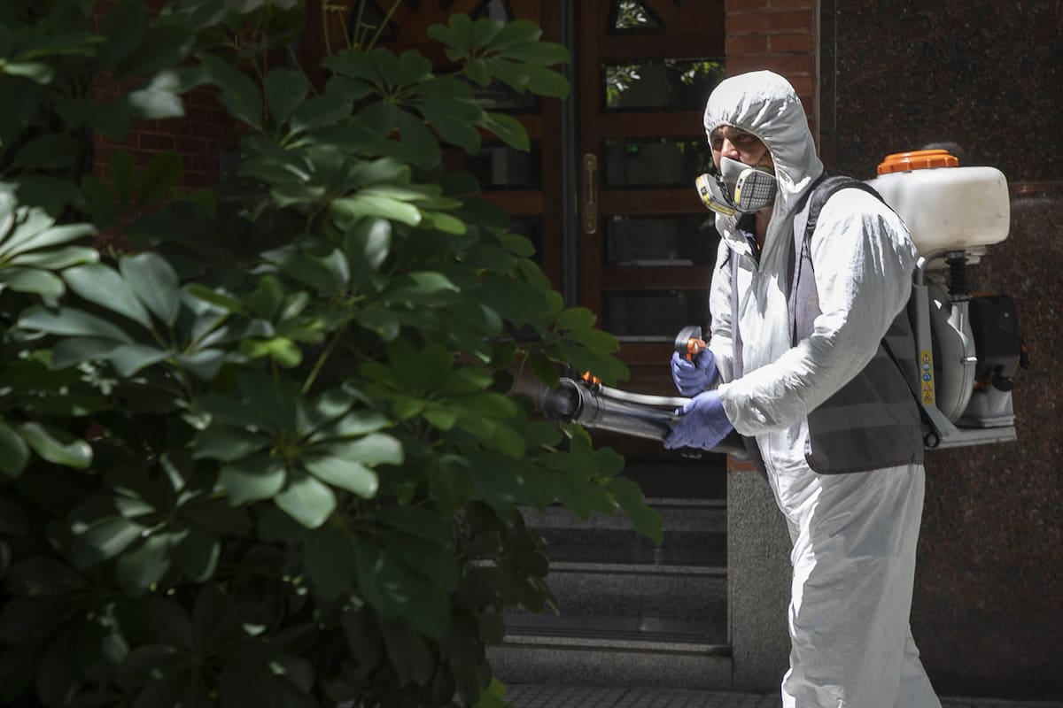La fumigación para prevenir el dengue se realiza en los domicilios de las personas contagiadas y en los alrededores; en el mejor de los casos se abarca la manzana completa