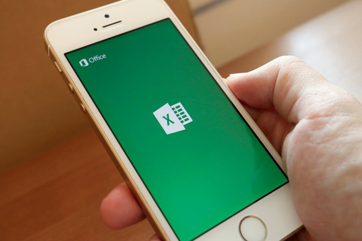 La función de insertar datos desde una imagen estaba disponible en Android, y ahora se puede utilizar en la versión para iPhone de la app móvil de Excel