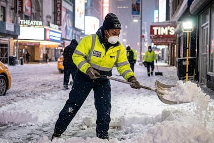 La función del recolector de nieve de emergencia es despejar hielo en zonas públicas como paradas de autobús