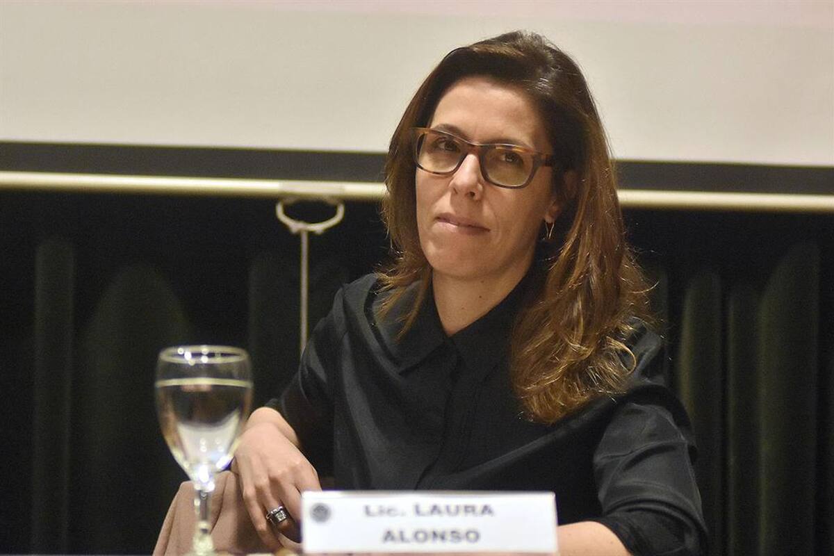 La funcionaria instó a empresarios a cumplir las normas de transparencia en las licitaciones públicas