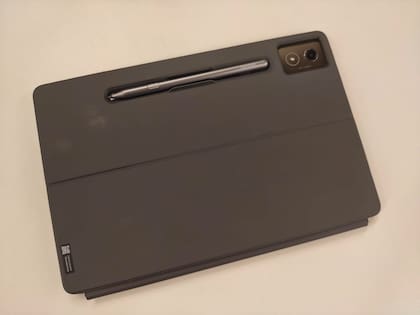 La funda de la Lenovo Idea Tab Pro tiene un espacio para enganchar el lápiz, aunque la carga deberá hacerse con un cable USB-C