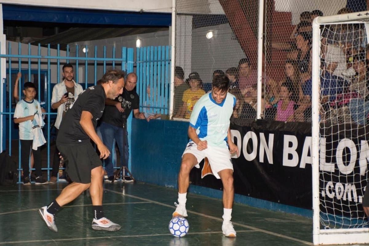 La fundación Juntos Vamos por Más fomenta el juego limpio y coordina actividades de índole deportiva, educativa y cultural. En la foto, los ex futbolistas Santiago Ladino y en un partido a beneficio.