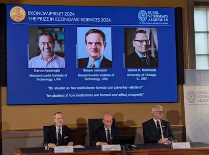 La Fundación Nobel en Suecia le entregó el galardón a Daron Acemoglu, Simon Johnson y James A. Robinson
