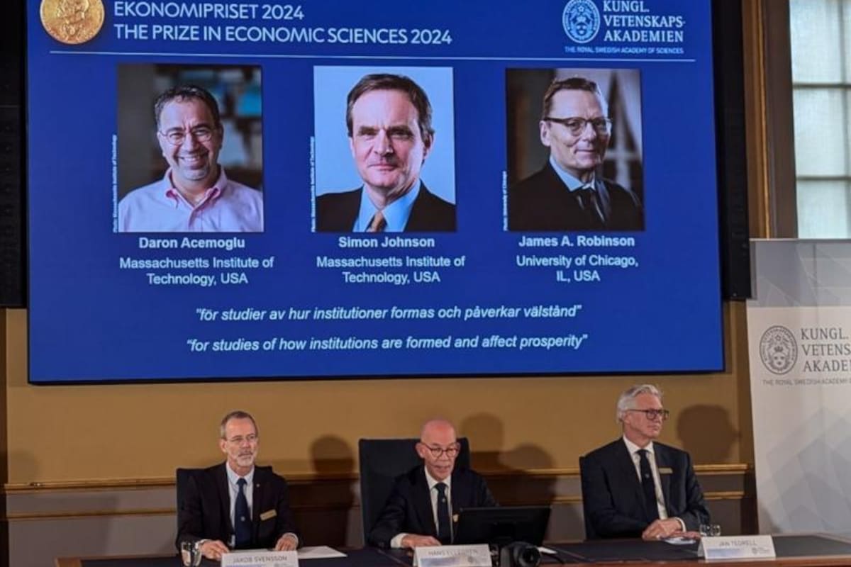 La Fundación Nobel en Suecia le entregó este año el galardón a los economistas Daron Acemoglu, Simon Johnson y James A. Robinson