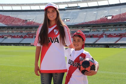 La Fundación River Plate invitó a Camila y Nasael, ambos fanáticos del equipo, a conocer la cancha e instalaciones del club