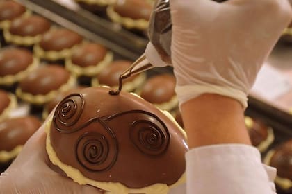 La Fundación San José Providente se sostiene principalmente gracias a su fábrica de chocolates, que además es una fuente de trabajo para la comunidad; por el coronavirus se le dificulta vender sus huevos de Pascua.