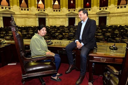 La fundadora del comedor social Los Piletones, Margarita Barrientos, junto a Sergio Massa