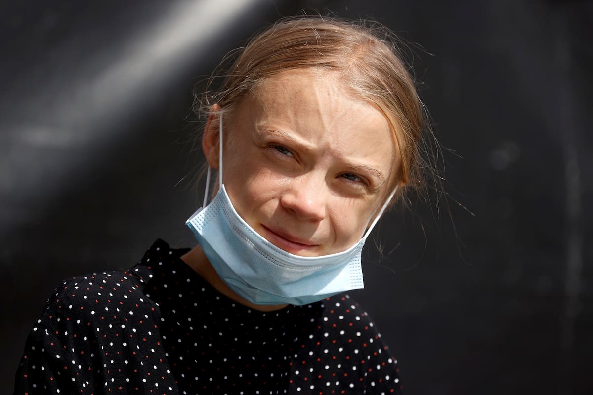 La fundadora sueca del movimiento "School Strike for Climate", Greta Thunberg, escucha los discursos al margen de las conversaciones entre representantes del movimiento y la canciller alemana en Berlín el 20 de agosto de 2020