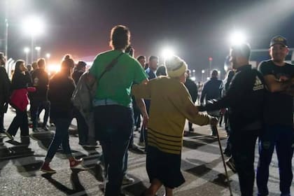 La Fundamentabuela fue recibida con aplausos y vivas por los fanáticos del Indio Solari que fueron a San Luis