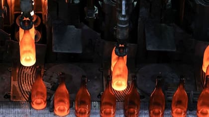 La fundición del vidrio requiere temperaturas más altas que la del plástico.