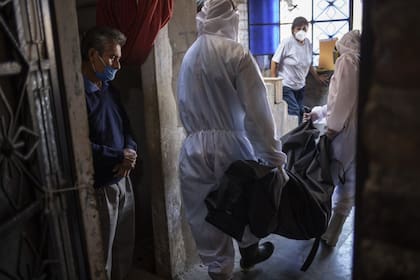 La funeraria Piedrangel fue contratada por el gobierno peruano para extraer de las casas los cadáveres de personas infectadas con el virus