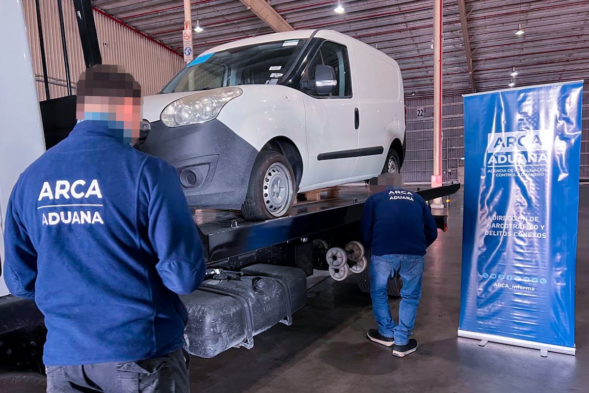 La furgoneta donde está oculta la carga ilegal