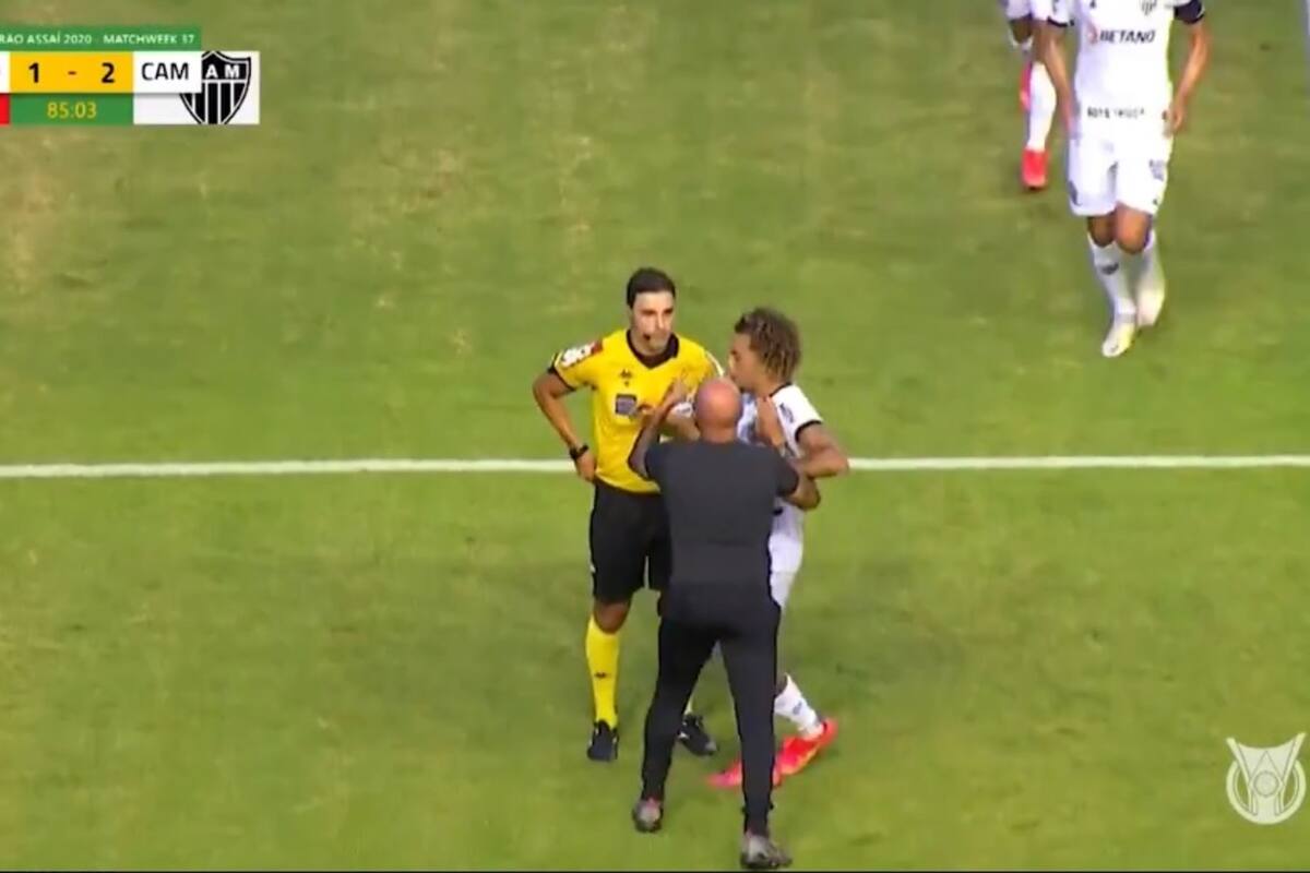 La furia de Sampaoli contra el árbitro del partido. El entrenador argentino se fue expulsado luego de una fuerte protesta cara a cara con el juez que luego lo expulsó