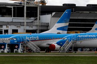 Los aviones de Aerolíneas Argentinas podrían volver a despegar en octubre