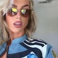 El look de Kelci Rose para alentar a Marcos Senesi en su debut mundialista con la selección