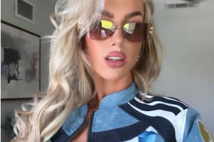 El look de Kelci Rose para alentar a Marcos Senesi en su debut mundialista con la selección