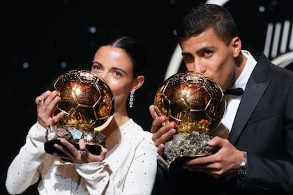 La futbolista española Aitana Bonmati y su compatriota Rodri ganaron el Balón de Oro por lo hecho en la temporada 2023-2024