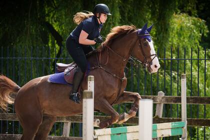 La futura reina de la Países Bajos practica equitación desde chica. Aquí la vemos montando a su caballo Mojito, en junio de 2021.