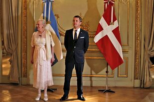 La reina Margarita y el príncipe heredero de Dinamarca, durante su último viaje a la Argentina, en 2019