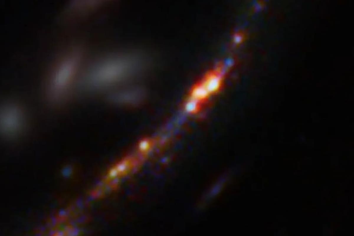 La galaxia Firefly Sparkle está formada por diez cúmulos de estrellas de colores brillantes que se formaron en el universo primitivo (FOTO: NASA)