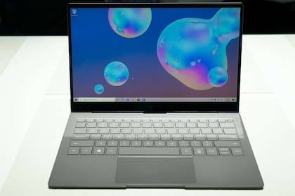 La Galaxy Book S es un modelo híbrido, que utiliza los mismos procesadores que los teléfonos móviles con una versión especial de Windows 10