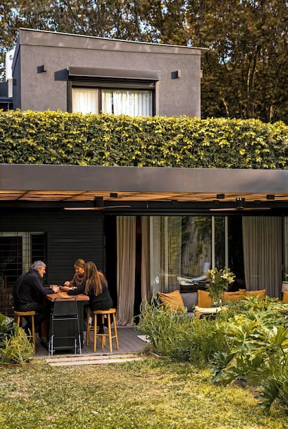 La galería, antes descubierta, hoy tiene una pérgola para proteger el living exterior.