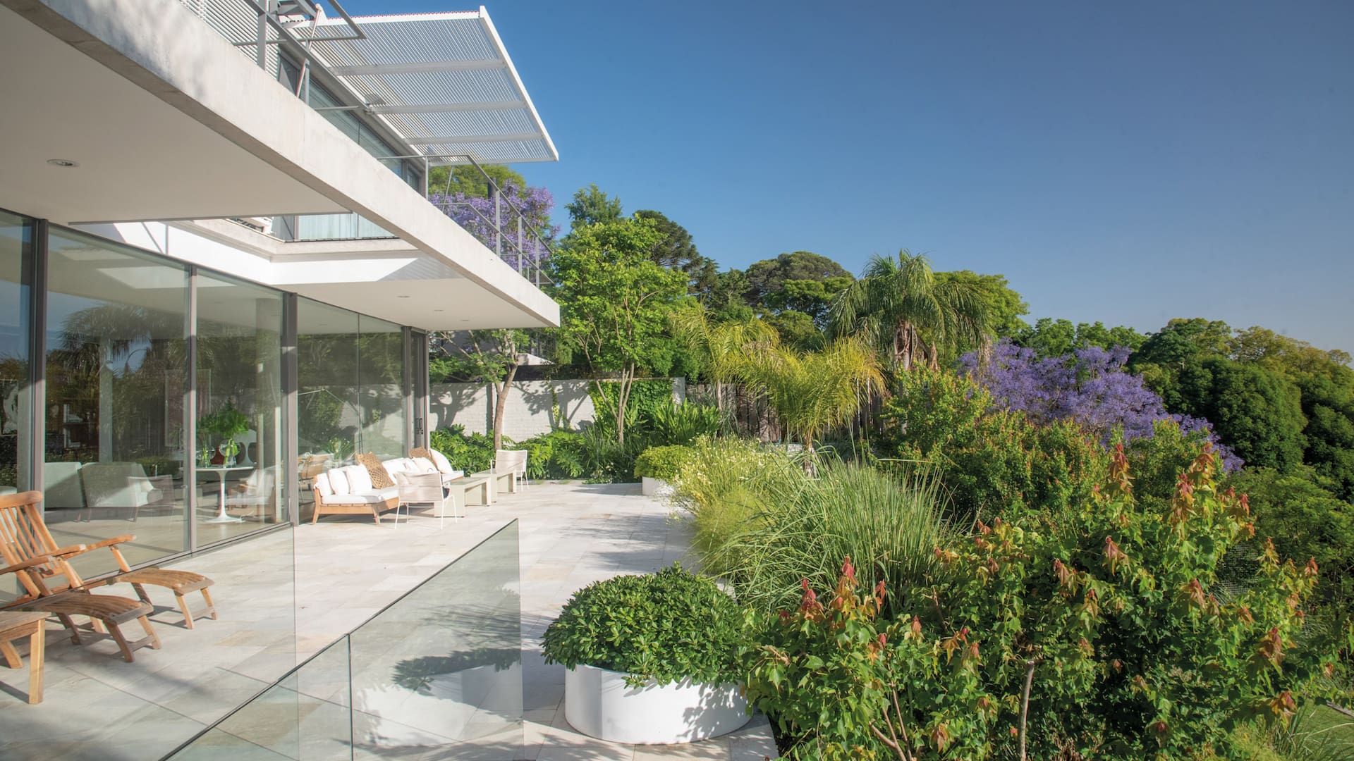 La galería como expansión de la casa tiene vista plena al Río de la Plata y al jardín