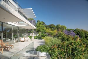 La galería como expansión de la casa tiene vista plena al Río de la Plata y al jardín
