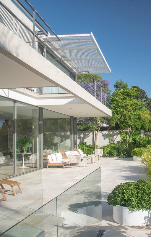 La galería como expansión de la casa tiene vista plena al Río de la Plata y al jardín